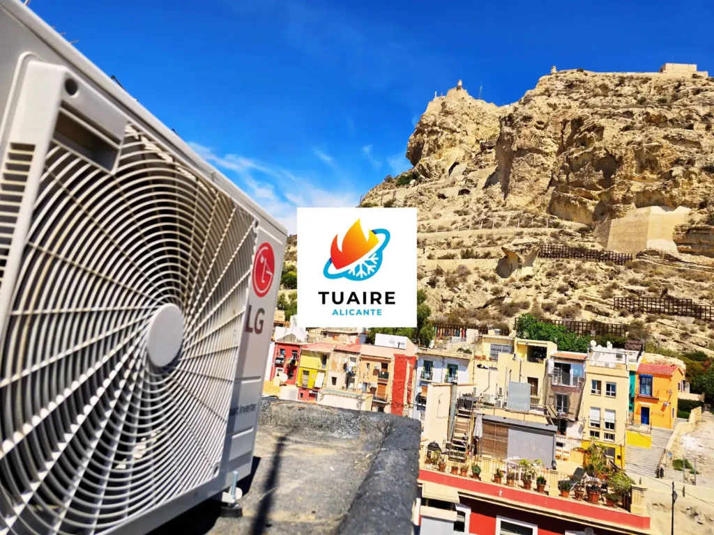 Unidad exterior de aire acondicionado instalada en Alicante con el Castillo de Santa Bárbara al fondo