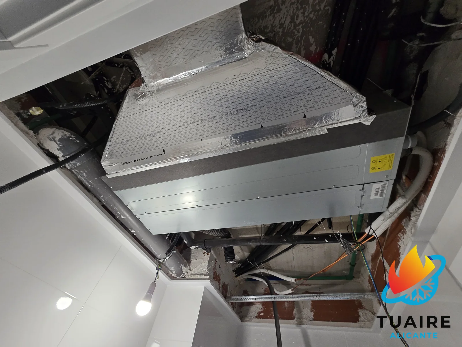 Equipo interior de aire acondicionado por conductos instalado en falso techo