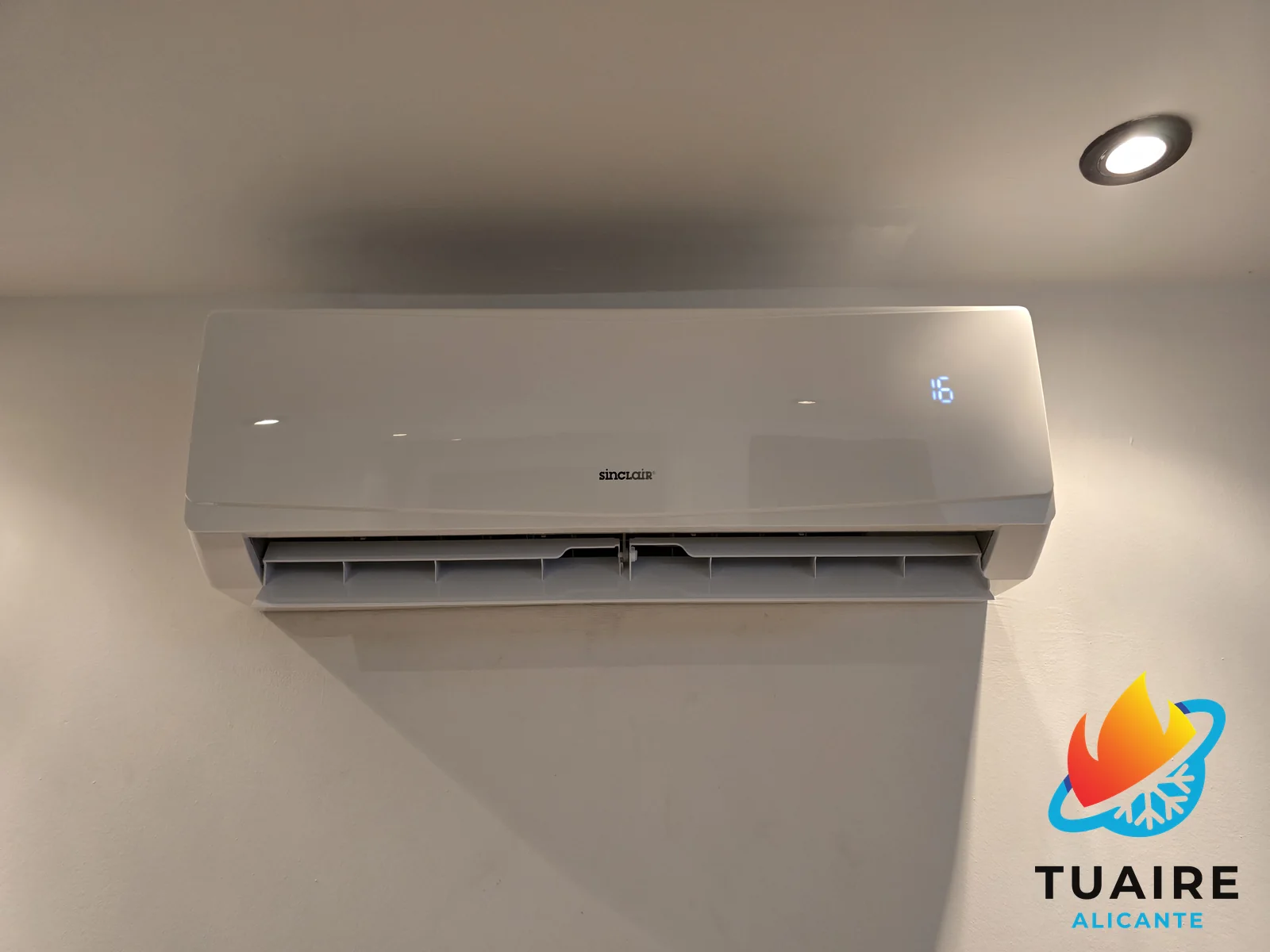 Unidad interior de aire acondicionado split instalada por TuAire