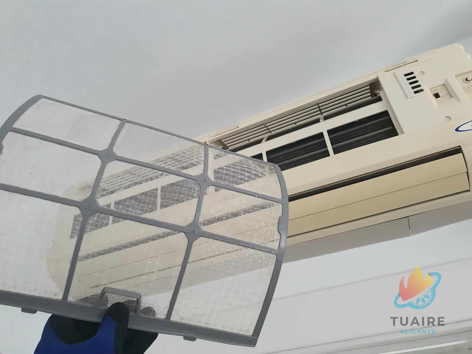 Limpieza durante el mantenimiento de aire acondicionado