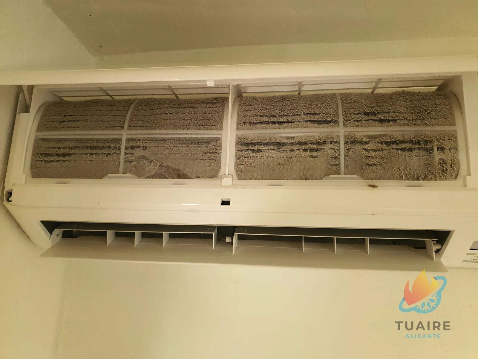 Detalle de limpieza de aire acondicionado